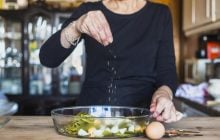 Какие блюда солят в начале, а какие - в конце: большинство хозяек этого не знает