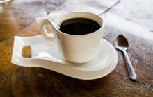 Почему начинать день с кофе на голодный желудок не лучшая идея: 4 последствия