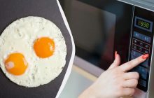 Яичница за 60 секунд: как приготовить в микроволновке и не устроить "взрыв"