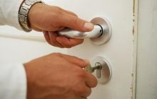 Людей, які перед сном двічі перевіряють двері, об'єднують ці 8 рис відповідальності