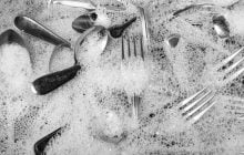Можно смешать это с водой и грязь сойдет сама: как почистить ложки и вилки за 20 минут