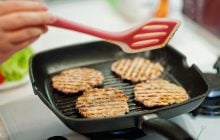 Как разморозить мясо за считанные минуты: вот куда его положить (видео)