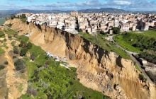 "Ситуация критическая": уютный сицилийский городок балансирует на краю скалы после шторма