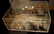 Фермер шукав у полі загублений молоток, а знайшов найбільший стародавній скарб у Британії