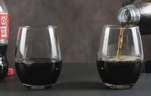 В кока-колу добавляют насекомых? Блогер воссоздал напиток в лаборатории и узнал правду