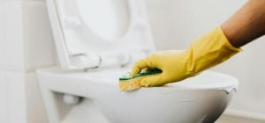 Навіщо досвідчені господині насипають соду навколо унітазу: несподіваний прийом для ванної