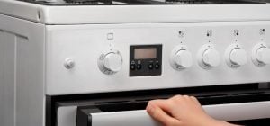 Зачем наливать два стакана воды в духовку: необычная хитрость, о которой мало кто знает