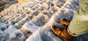 Не соль и не песок: чем лучше всего посыпать дорожки в гололед