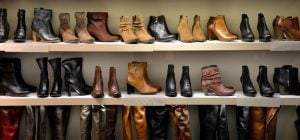 Ось чим можна прибрати плями і розводи зі шкіряного взуття: все банально просто