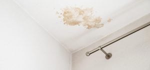 Якщо затопили сусіди або протекли труби: як прибрати жовті плями від води на стелі