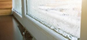 Що робити, якщо замерзли вікна в будинку: як прибрати лід і зберегти тепло