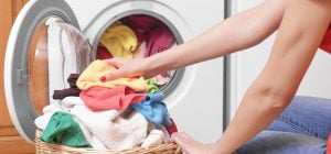 Зачем добавлять уксус в стиральную машину: неожиданные преимущества для белья