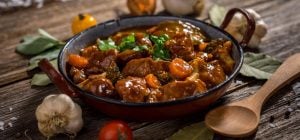 Гуляш или стейк будут таять во рту: как правильно размягчать мясо перед приготовлением