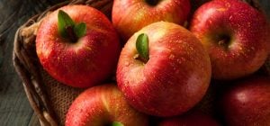 Не всегда получается красивым, зато очень вкусным: простой десерт из яблок
