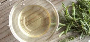 Умные хозяйки ставят миску с уксусом в квартире: зачем это делать - эффект поражает