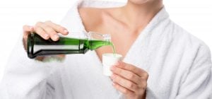 Чем воспользоваться, если нет ополаскивателя для рта: стоматологи рекомендуют этот раствор