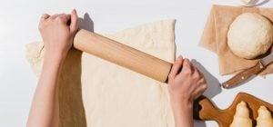 У який бік насправді потрібно розкачувати тісто: випічка завжди буде пишною