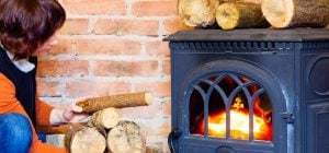 Чим заборонено топити піч: 5 помилок, через які трапляються пожежі