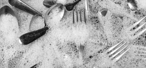 Можно смешать это с водой и грязь сойдет сама: как почистить ложки и вилки за 20 минут