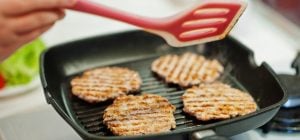 Як розморозити м'ясо за лічені хвилини: ось куди його потрібно покласти (відео)