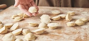 Чому пельмені не можна кидати в окріп: в яку воду їх класти