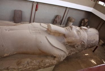 Через століття археологи возз'єднали давно втрачені половини статуї, похованої в пустелі Нілу