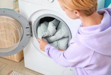 Как постирать куртку, чтобы сберечь наполнитель: эксперт раскрыл секрет стирки пуховиков