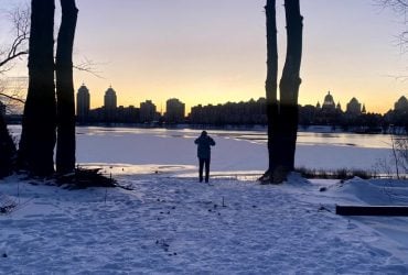 Доведеться спати в одязі: Київ занурився у холод і темряву через обстріли Росії, - CNN