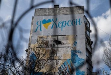 Росіяни завдали удару по кафе у середмісті Херсона: є загиблі та поранені