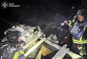 В Киевской области после вражеского удара спасли семью (видео)