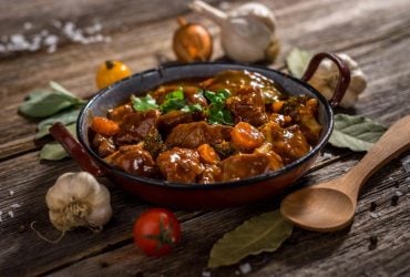 Гуляш или стейк будут таять во рту: как правильно размягчать мясо перед приготовлением