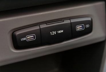 Никогда не подключайте это крошечное устройство к USB-порту автомобиля