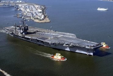 ВМС США продали этот 300-метровый суперавианосец всего за один цент, и вот почему