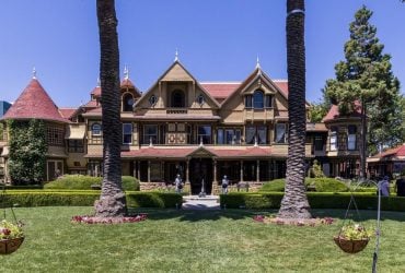 В Калифорнии есть огромное поместье, в котором "живут" тысячи призраков: в чем его тайна