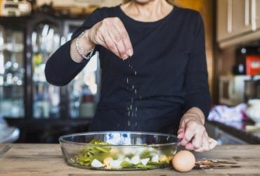 Які страви солять на початку, а які - в кінці: більшість господинь цього не знає