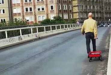 Эксперимент с 99 смартфонами обманул Google Maps и создал фейковую пробку (фото)