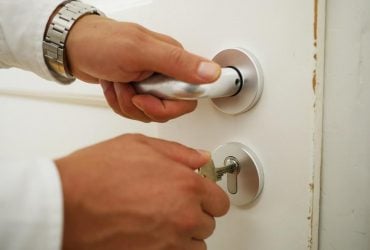 Людей, які перед сном двічі перевіряють двері, об'єднують ці 8 рис відповідальності