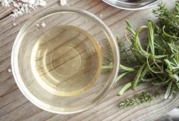 Умные хозяйки ставят миску с уксусом в квартире: зачем это делать - эффект поражает