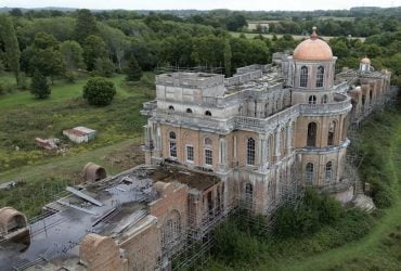 В Британии стоит заброшенный особняк, который больше Букингемского дворца: что с ним не так