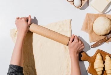 У який бік насправді потрібно розкачувати тісто: випічка завжди буде пишною