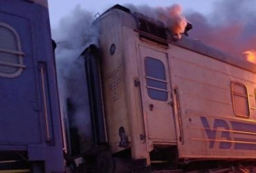 Россияне ударили дронами по пассажирскому поезду в Харьковской области, есть жертвы (фото)