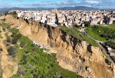 "Ситуация критическая": уютный сицилийский городок балансирует на краю скалы после шторма