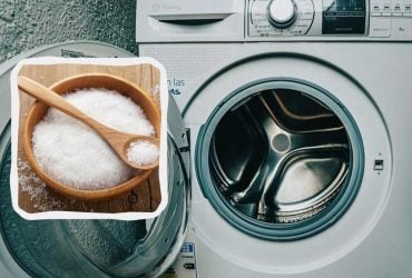 Обычная соль выводит почти все сложные пятна: вот сколько добавить в машинку