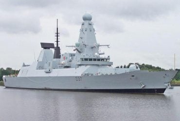 Королевский флот прогнал подозрительный российский корабль