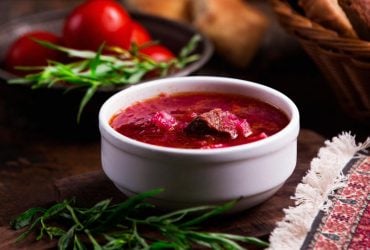 Как варить борщ, чтобы он оставался красным: вот что нужно в него добавить