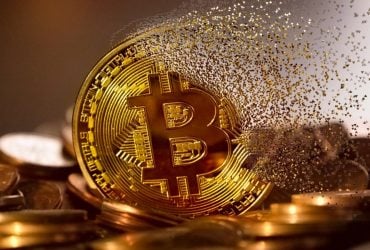 Биткойн потерял половину стоимости и достиг психологической отметки: что будет дальше
