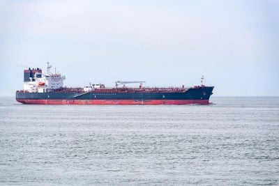 "Темні" постачання через Ормуз стримують стрибок цін на нафту до $150, - Bloomberg