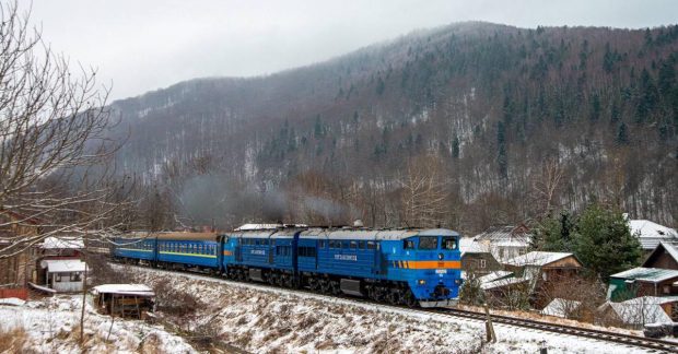 Розклад потягів Укрзалізниці збився через негоду та обстріли