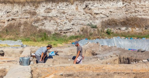 Ученые разбили красные скалы и обнаружили там нечто удивительное: что они там нашли Kép
