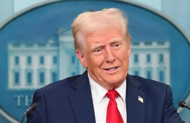 "Бог его защищает": одна из самых известных певиц США публично поддержала Трампа